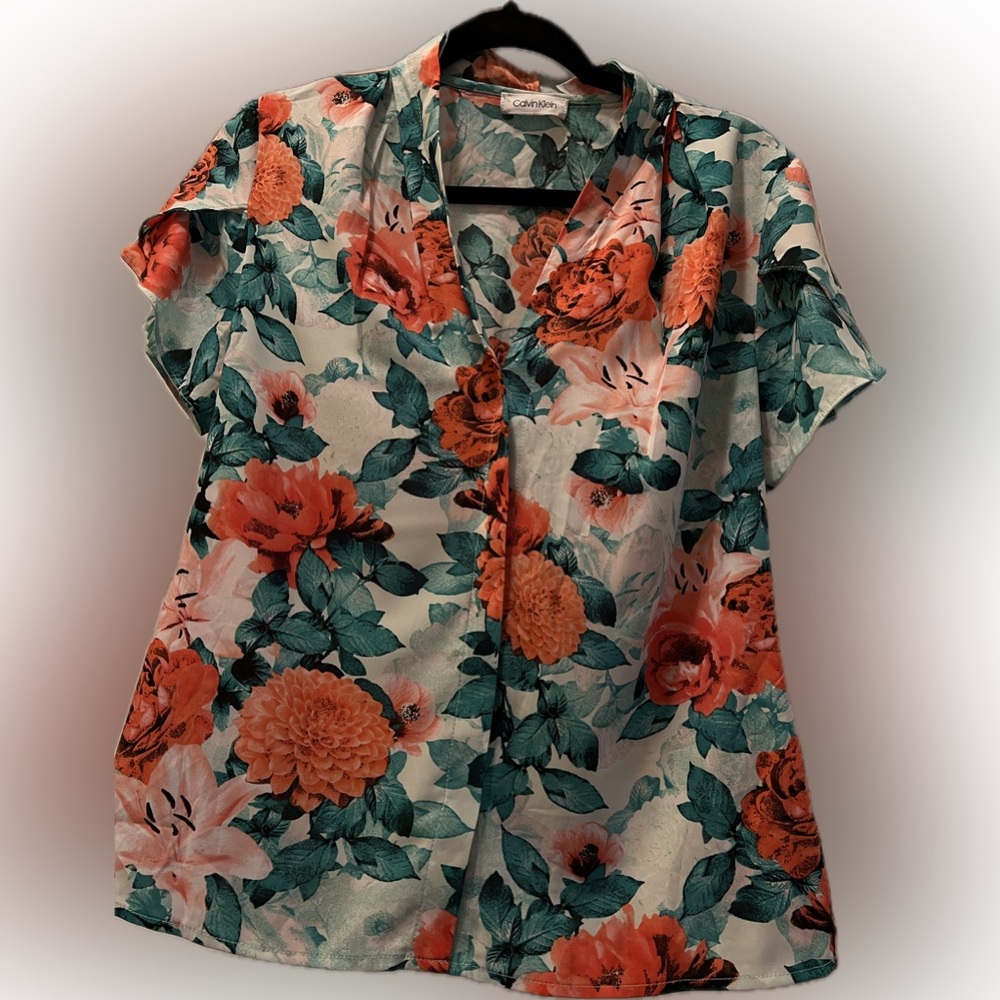 Calvin Klein floral print blouse. Size S. Tulip sleeves. V-neck.
